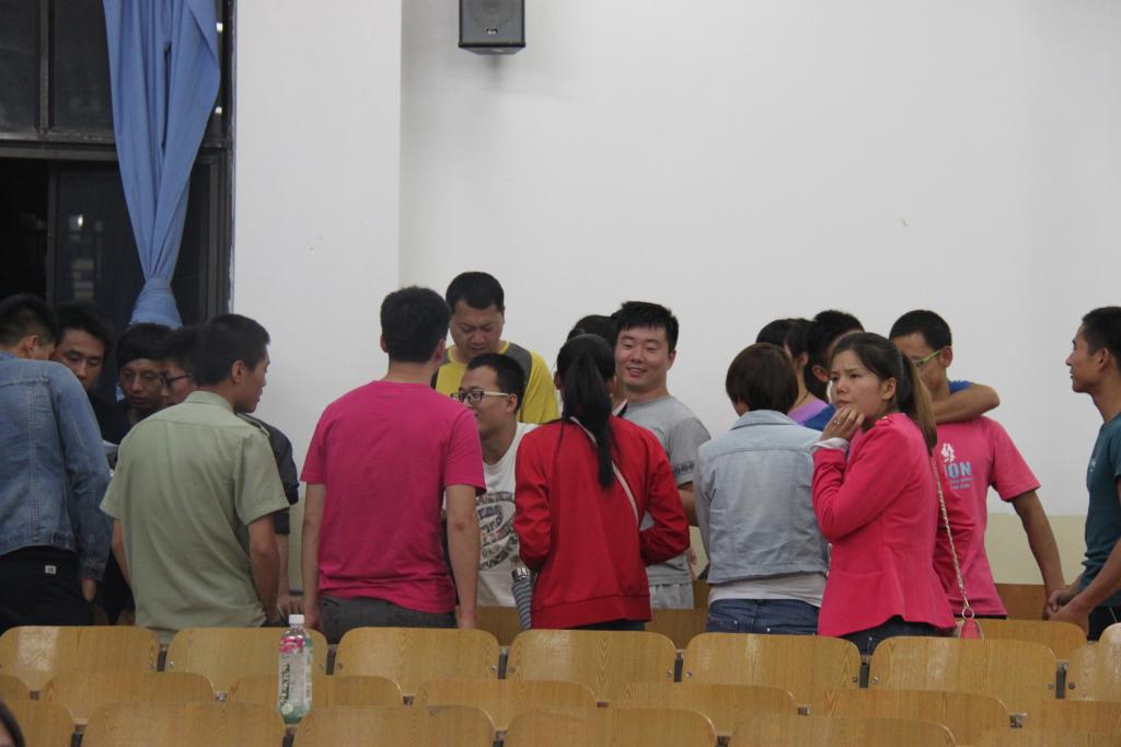 会后指导教师和实习生在讨论交流